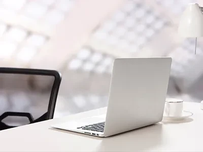 Дорожня поліція, яка носить світловідбиваючі жилети безпеки, розслідує 56 нез...