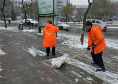 Які переваги світловідбиваючий одяг приносить прибиральникам?